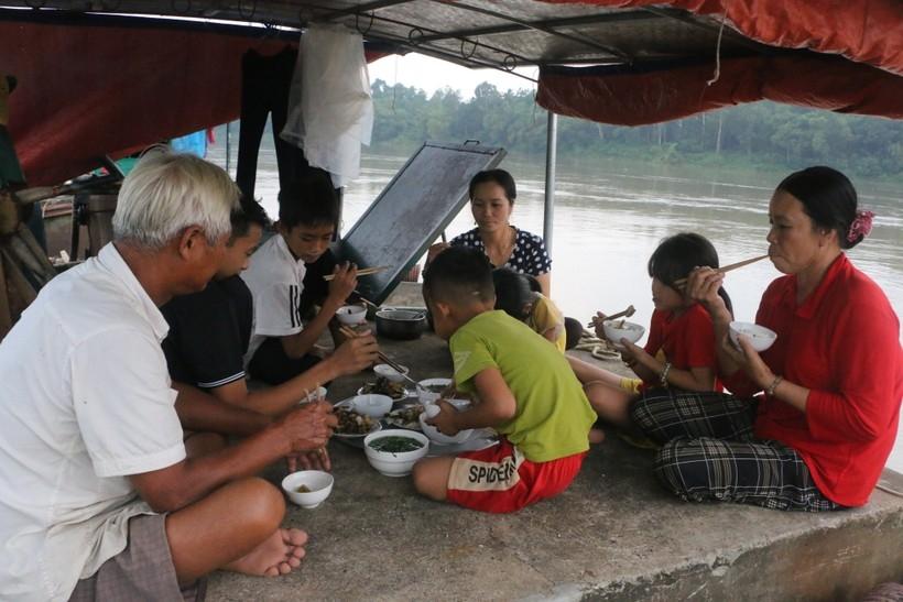 Bua-com-gia-dinh-vung-dam-pha-Hue.