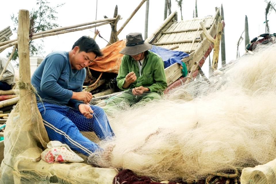 Nghề đan lưới truyền thống được nhiều gia đình ven đầm phá Tam Giang gìn giữ qua nhiều thế hệ.