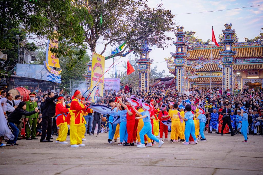 Đây là hình ảnh đại diện đúng chủ đề nhất, chứa từ khóa chính "Lễ hội cầu ngư Quảng Điền Huế", rất phù hợp để làm ảnh mở đầu.
