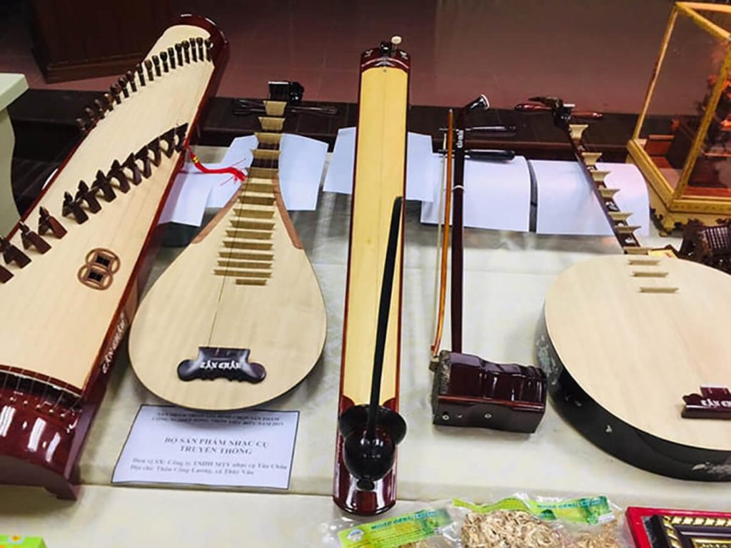 Đàn tranh, đàn nguyệt, đàn tỳ bà và các nhạc cụ truyền thống được sử dụng trong chương trình Ca Huế, góp phần tạo nên âm hưởng đặc trưng của nghệ thuật Cố đô.
