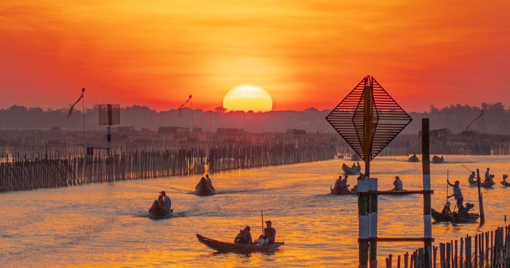 Khung cảnh thanh bình của phá Tam Giang là điểm nhấn trong hành trình khám phá 2 ngày 1 đêm.