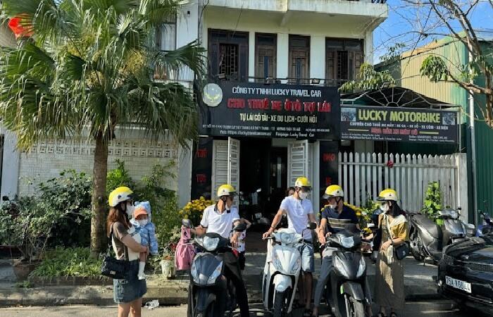 Hình ảnh cửa hàng cho thuê xe máy tại Huế dành cho khách du lịch. Dịch vụ đa dạng với xe số và xe tay ga, phù hợp cho hành trình khám phá Huế và phá Tam Giang.