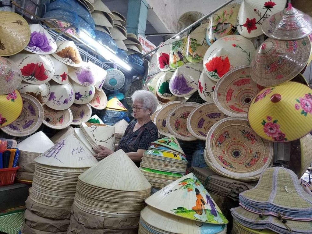Khung cảnh trung tâm thành phố Huế với cầu Trường Tiền, sông Hương và khu vực chợ Đông Ba, gợi ý lịch trình tham quan thuận tiện dành cho du khách.