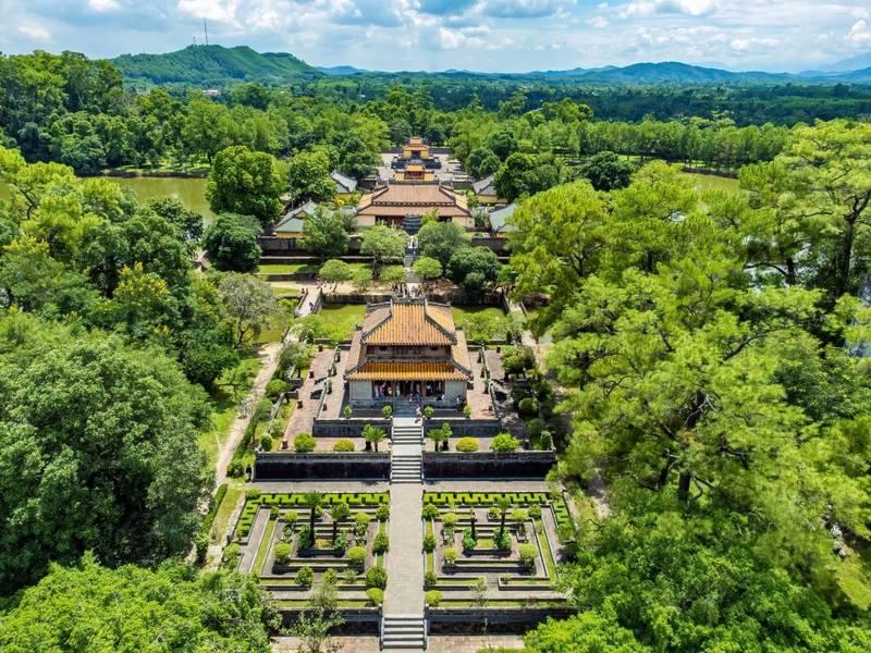 Khuôn viên Lăng Minh Mạng với kiến trúc đối xứng đặc trưng, phản ánh tư tưởng Nho giáo và nghệ thuật quy hoạch cung đình triều Nguyễn.