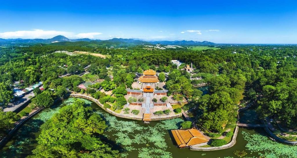 Lăng Tự Đức tại Huế sở hữu kiến trúc tinh tế, không gian yên bình và cảnh quan thiên nhiên đặc trưng, thu hút nhiều du khách yêu thích lịch sử và nhiếp ảnh.