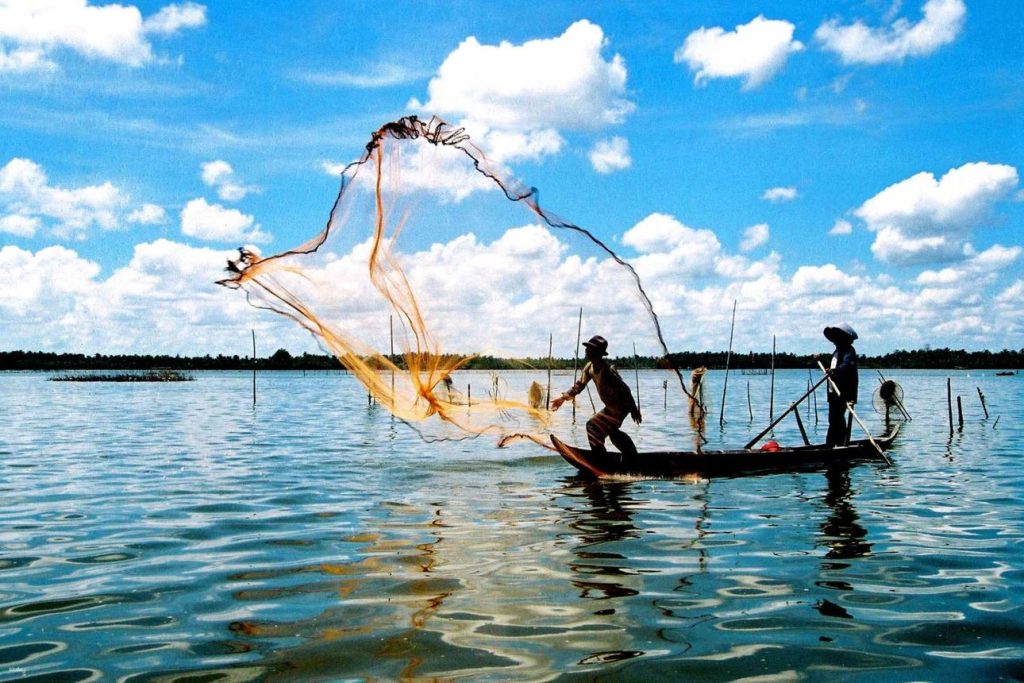 Hình ảnh ngư dân đánh bắt thủy sản bằng nò sáo và lưới trên phá Tam Giang, phản ánh nhịp sống gắn liền với thủy triều của cư dân vùng đầm phá.