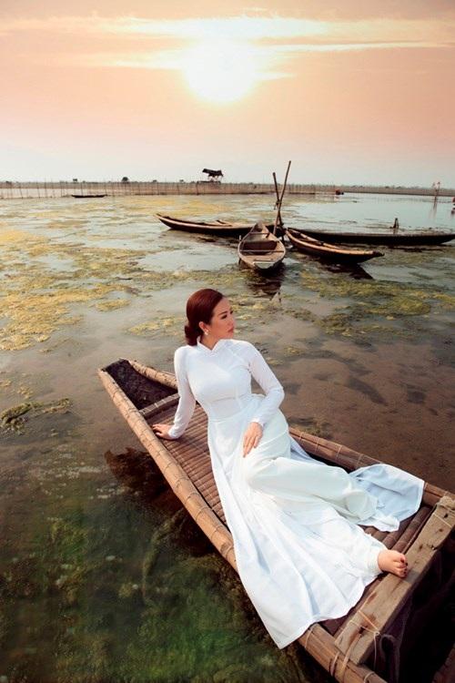 Hình ảnh du khách mặc áo dài trắng tạo dáng trên chiếc thuyền nhỏ giữa phá Tam Giang vào thời điểm hoàng hôn. Với khung cảnh mặt nước yên bình, ánh nắng cuối ngày và những chiếc thuyền truyền thống, phá Tam Giang là điểm check-in nổi tiếng, thu hút du khách yêu thích thiên nhiên và nhiếp ảnh khi du lịch Huế.