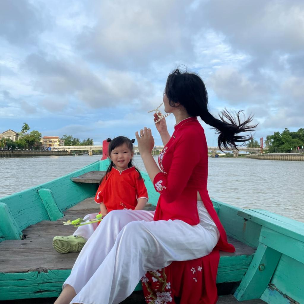 Gia đình và nhóm bạn mặc áo dài truyền thống chụp ảnh tại phá Tam Giang, ghi lại những khoảnh khắc đẹp trong chuyến du lịch Huế.