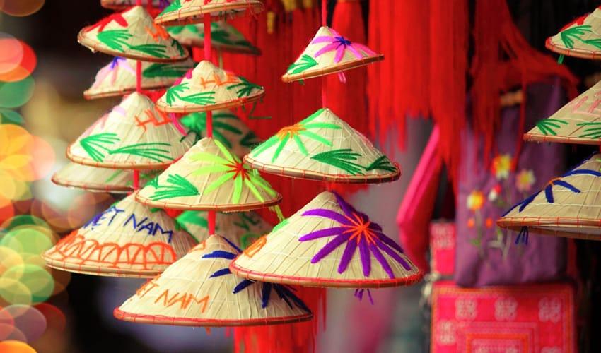 Nón lá Huế được nhiều du khách lựa chọn làm quà lưu niệm nhờ vẻ đẹp truyền thống và giá trị văn hóa đặc trưng của vùng đất Cố đô.