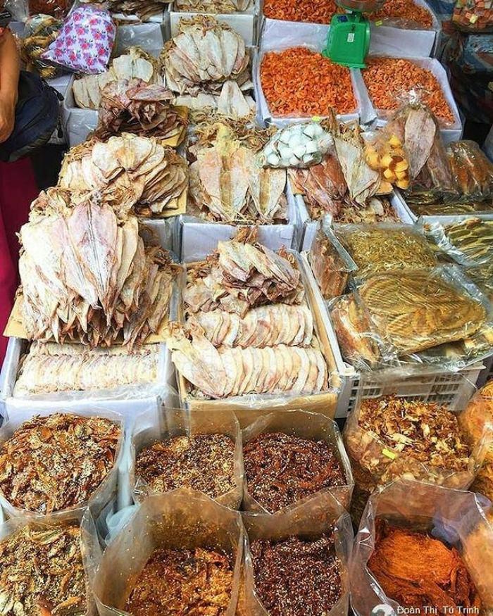Các món quà lưu niệm nổi tiếng của Huế và vùng Đan Điền - phá Tam Giang như hải sản khô, mè xửng, nón lá, trà cung đình và sản phẩm thủ công địa phương.