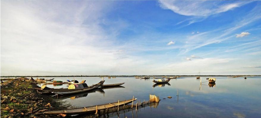 Khám phá vẻ đẹp đầm phá Tam Giang, Huế với mặt nước phẳng lặng, thuyền đánh cá truyền thống và khung cảnh thiên nhiên thanh bình, hấp dẫn du khách.