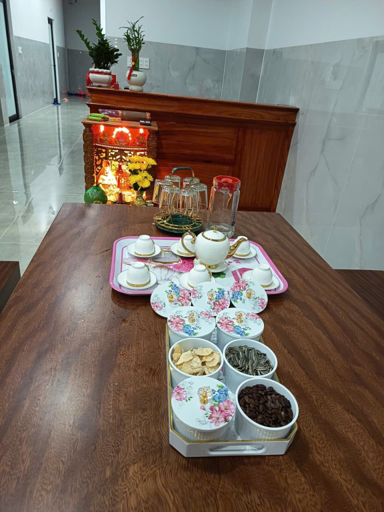 Không gian tiếp khách sạch sẽ, phục vụ trà và đồ uống miễn phí giúp gia đình có những phút giây thư giãn trong thời gian lưu trú tại Khánh Hằng Hotel.