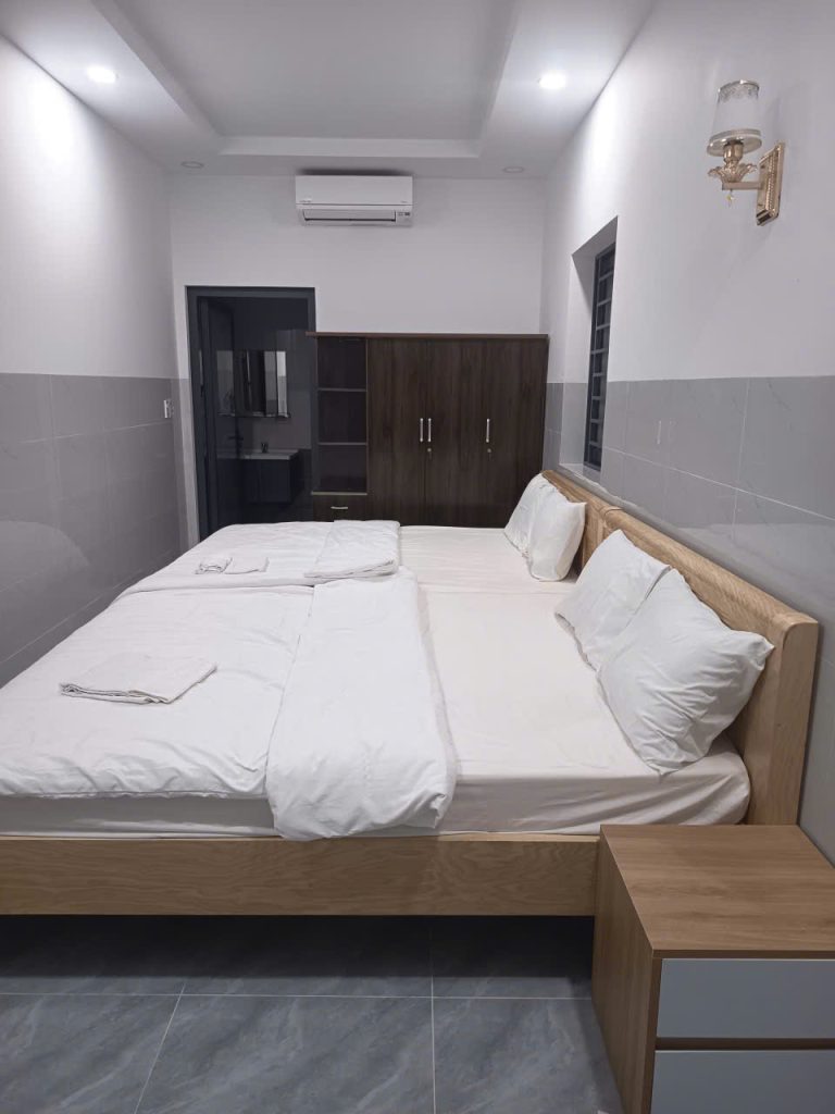 Phòng nghỉ tại Khánh Hằng Hotel được thiết kế sạch sẽ, thoáng mát, đầy đủ tiện nghi, mang đến không gian nghỉ ngơi thoải mái sau hành trình khám phá Huế và phá Tam Giang. Phù hợp cho khách cá nhân, cặp đôi và gia đình với mức giá hợp lý.