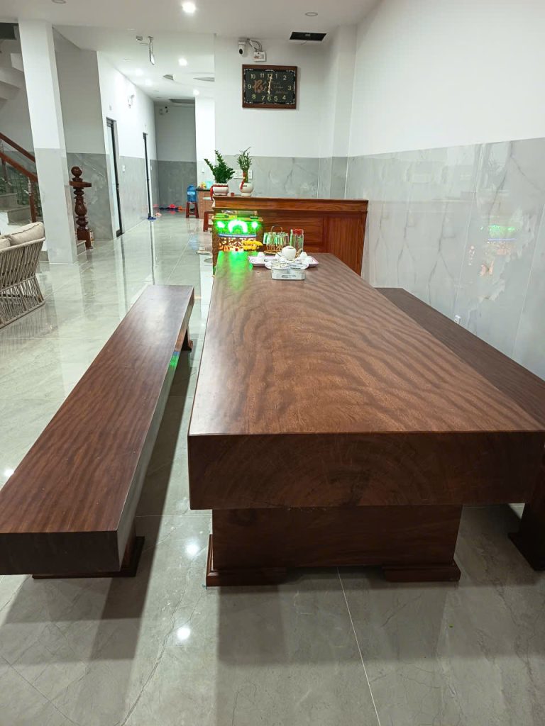 Khu vực lễ tân Khánh Hằng Hotel luôn sẵn sàng hỗ trợ du khách tư vấn đường đi, đặt phòng và giới thiệu các điểm tham quan nổi bật như phá Tam Giang, rừng ngập mặn Rú Chá và các địa điểm du lịch tại TP. Huế. Không gian tiếp đón rộng rãi, tạo cảm giác thân thiện và chuyên nghiệp.