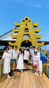 Gia đình nhiều thế hệ tham quan phá Tam Giang trong chuyến du lịch Huế. Đây là điểm đến nổi tiếng với cảnh quan thiên nhiên yên bình, phù hợp cho gia đình có trẻ nhỏ và người lớn tuổi trải nghiệm, nghỉ dưỡng và khám phá văn hóa địa phương.